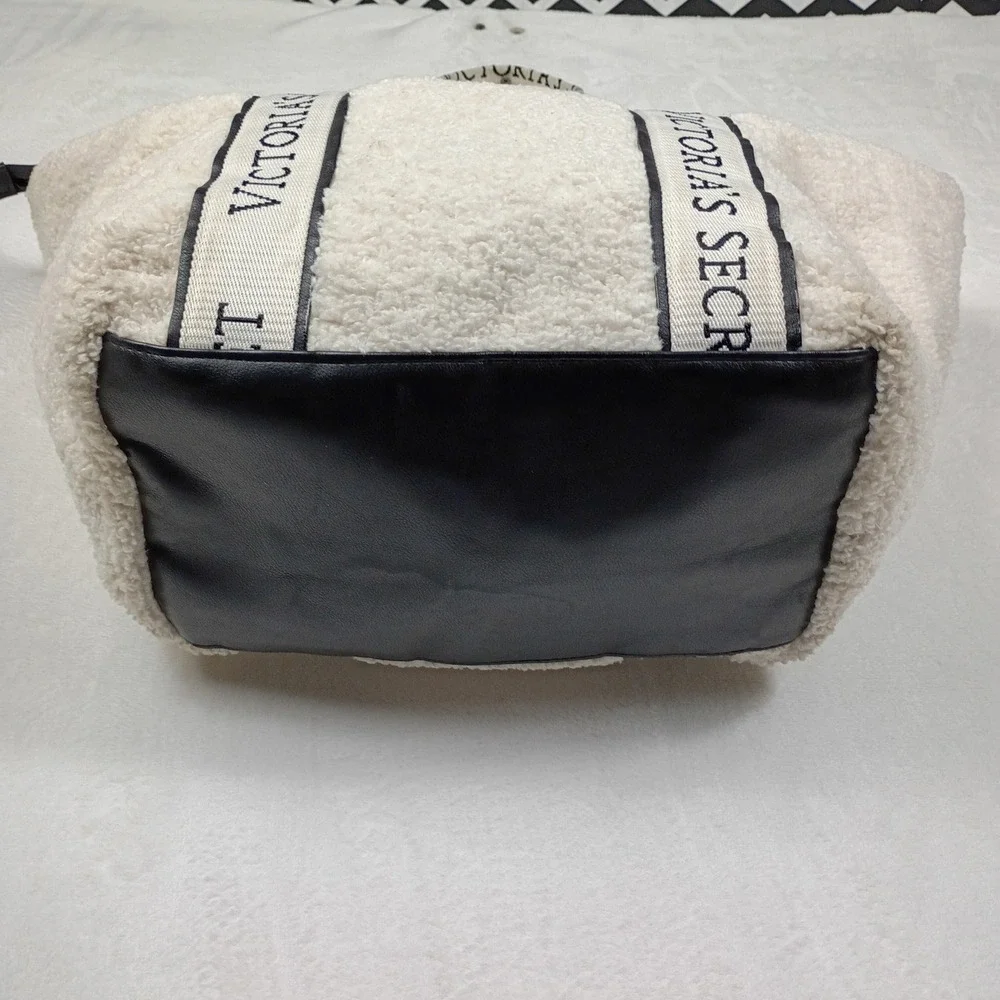 Victoria's Secret Sherpa Fleece Tote Bag Cream Black Logo Strap Large Zip Top‎